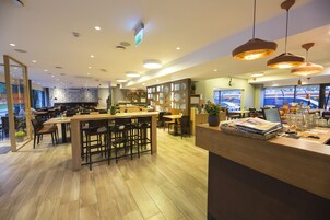 Colazione a buffet, servita tutte le mattine (12.90 EUR a persona) 