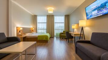 Schreibtisch, laptopgeeigneter Arbeitsplatz, VerdunkelungsvorhÀnge