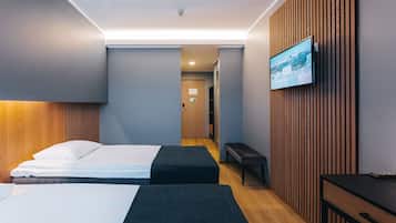 Escritorio, espacio para trabajar con laptop y cortinas blackout