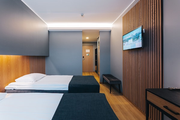 Meja kerja, ruang kerja ramah laptop, dan tirai kedap cahaya