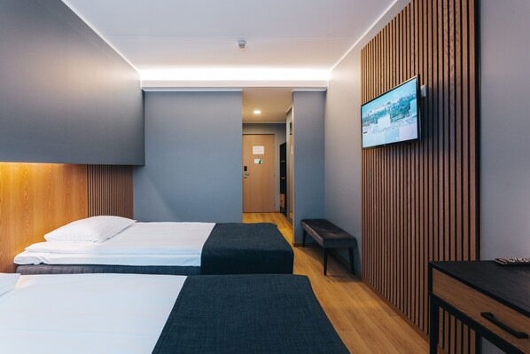 Escritorio, espacio para trabajar con laptop y cortinas blackout 