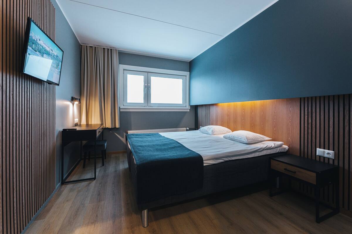 Una scrivania, postazione laptop, tende oscuranti, insonorizzazione