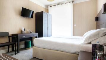 Chambre Standard, 2 lits une place | Coffres-forts dans les chambres, bureau, chambres insonorisées