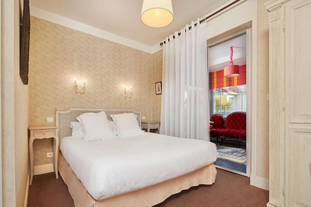 In-room safe, desk, soundproofing, iron/ironing board