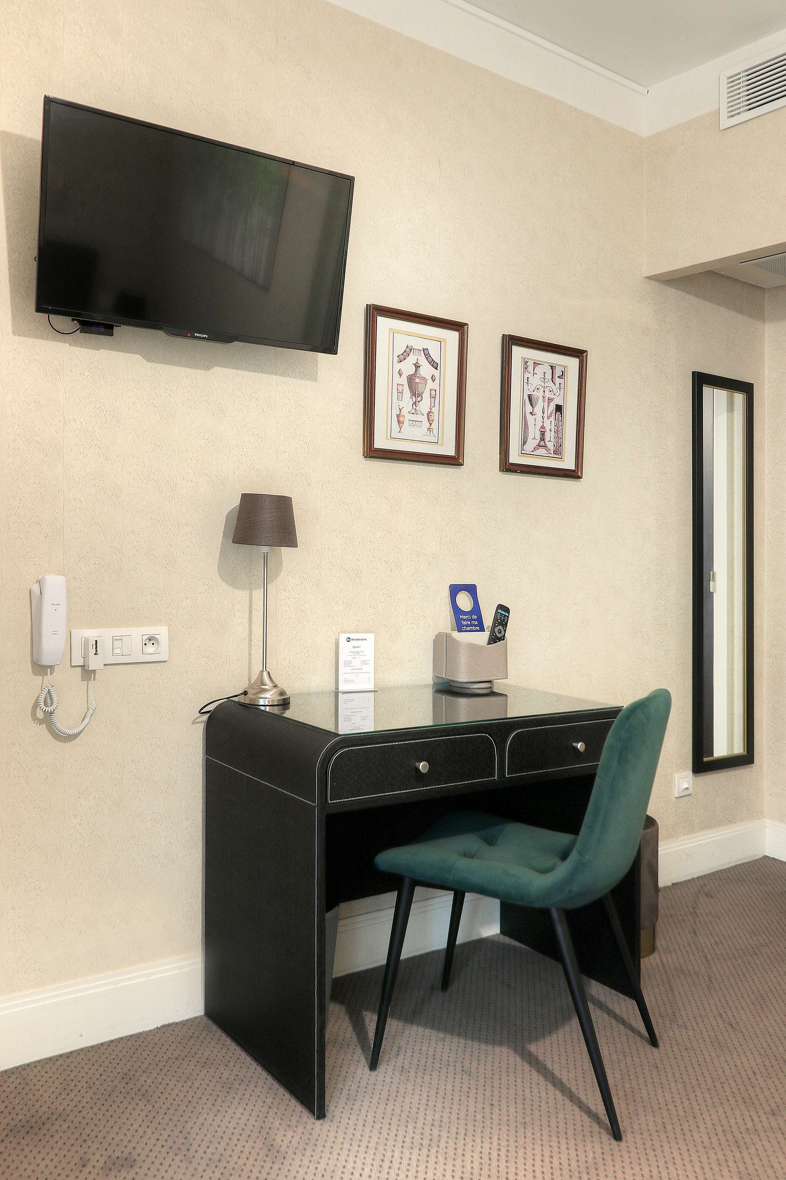 standard room, 1 double bed | in-room safe, desk, soundproofing, iron/ironing board