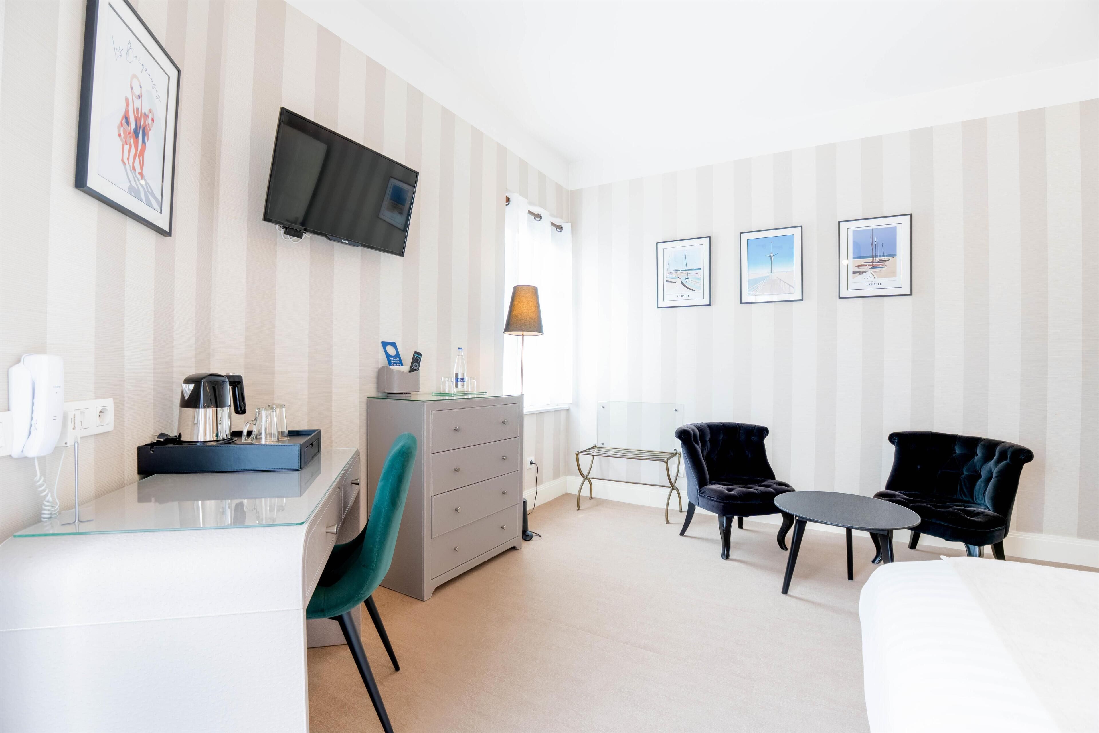 Cofres nos quartos, escrivaninha, quartos à prova de som