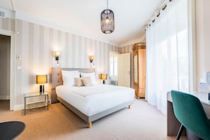 Chambre supĂ©rieure, 1 grand lit, non-fumeur, vue sur la mer | Coffre-fort, bureau, systĂšme dâinsonorisation, fer et planche Ă repasser