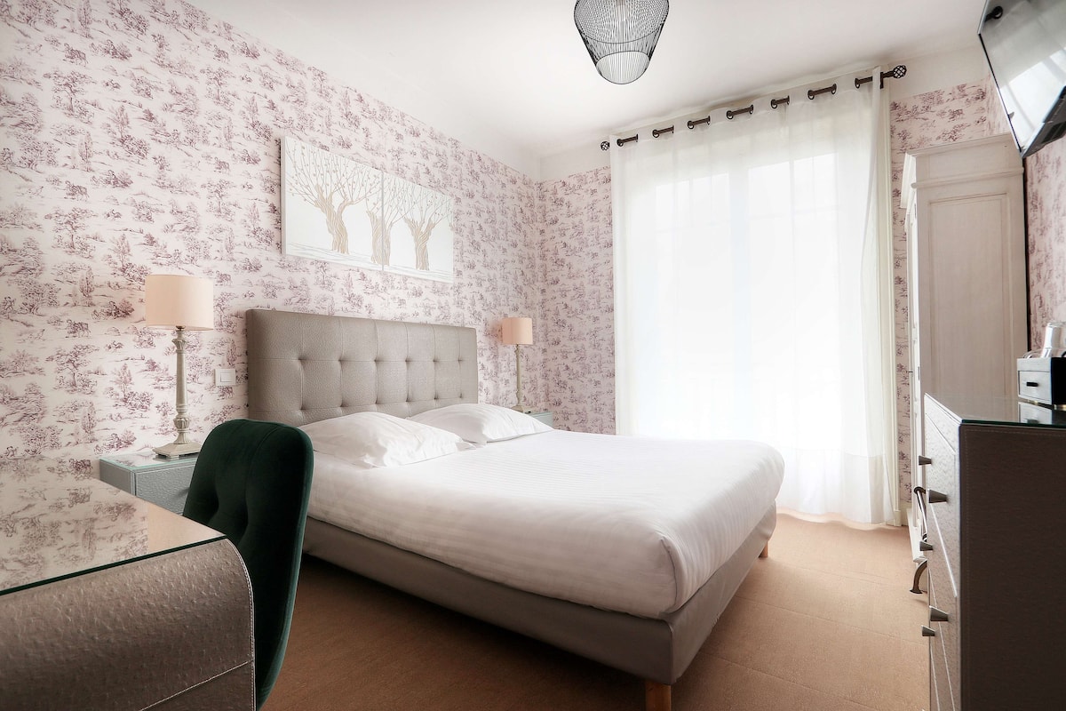 Standardzimmer, 1 Doppelbett | Zimmersafe, Schreibtisch, schallisolierte Zimmer, Bügeleisen/Bügelbrett
