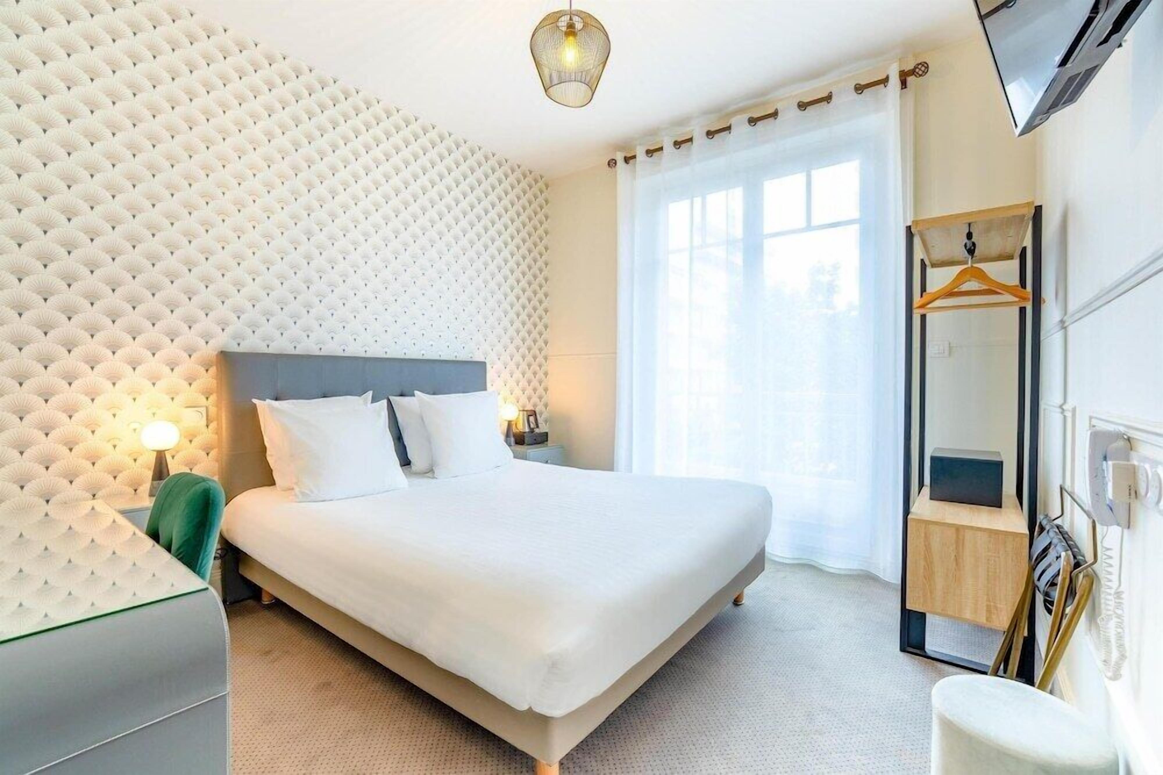 In-room safe, desk, soundproofing, iron/ironing board