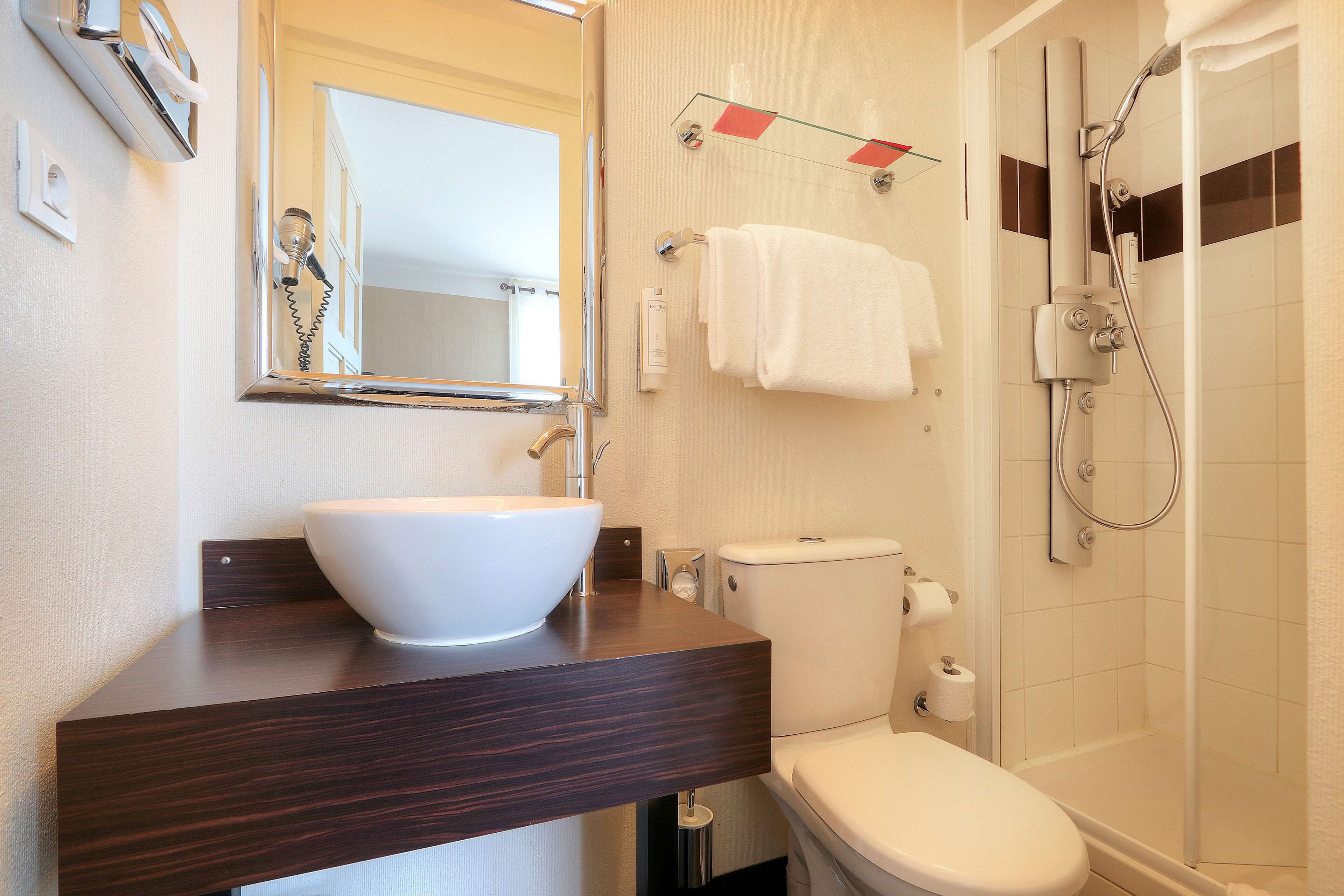 standard room, 2 single beds | bathroom | hair dryer, towels