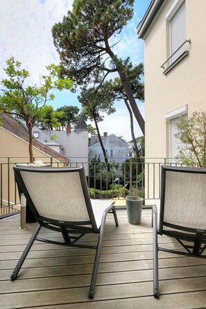 Superior Room, 1 Queen Bed, Smoking, Courtyard View | Courtyard view