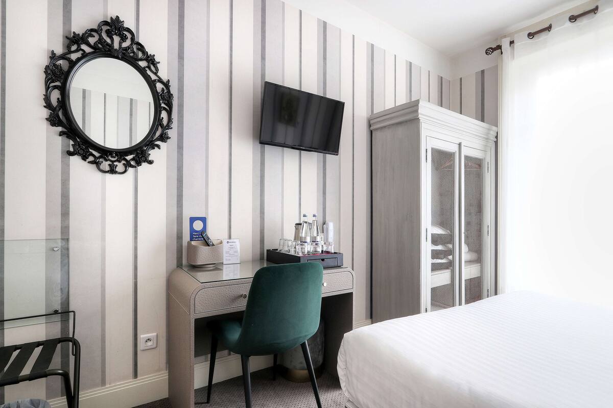 superior room, 1 queen bed, non smoking, bathtub | in-room safe, desk, soundproofing, iron/ironing board