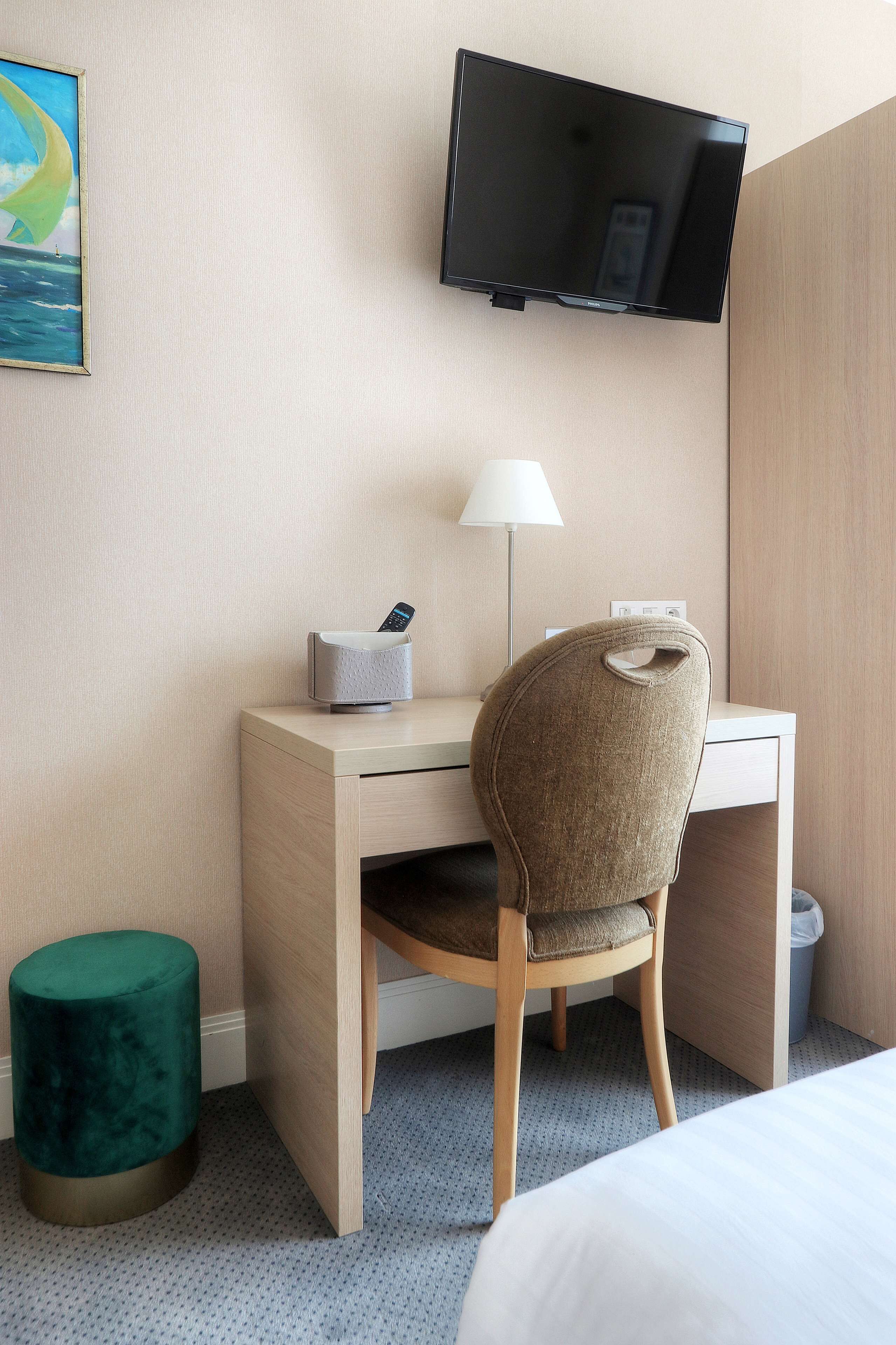 standard room, 2 single beds | in-room safe, desk, soundproofing, iron/ironing board