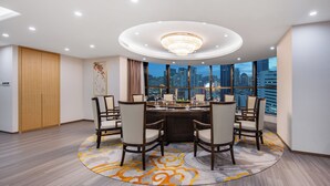 5 restaurants; lunch and dinner served - Tian Ping Hotel (Shanghai)
