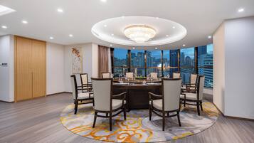 5 restaurants; lunch and dinner served