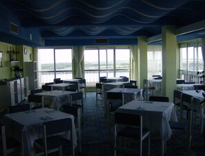 Se sirven desayunos y cocina local e internacional