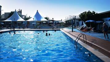 2 piscines extérieures