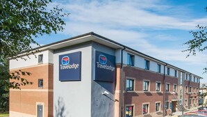 A Travelodge hotel with a modern design, featuring a flat roof and a combination of brick and white exterior walls. - Travelodge Dunfermline (Dunfermline)