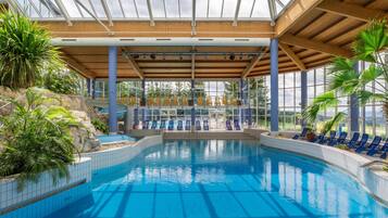 2 piscinas internas, piscina externa sazonal, espreguiçadeiras