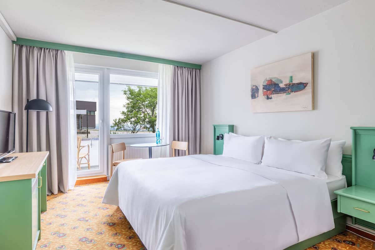 Standard Doppelzimmer, Balkon - inkl.1x 2 Std. Eintritt ins Erlebnisbad p. P. / Nacht (ohne Sauna) | 1 Schlafzimmer, Bügeleisen/Bügelbrett, kostenloses WLAN, Bettwäsche
