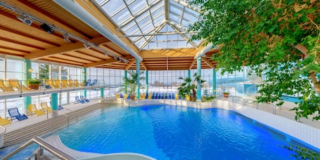 2 piscinas techadas, una piscina al aire libre de temporada