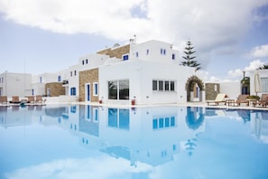 室外游泳池,池畔遮阳伞,日光浴躺椅