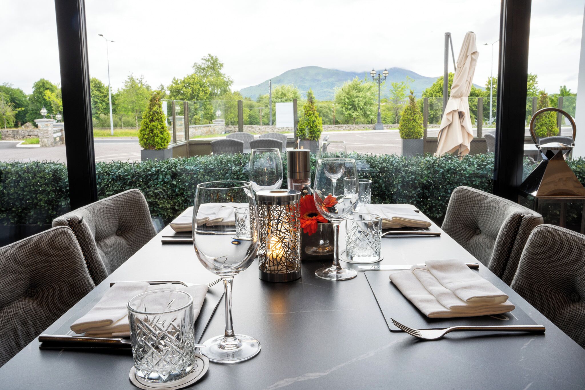 2 間餐廳；供應午餐