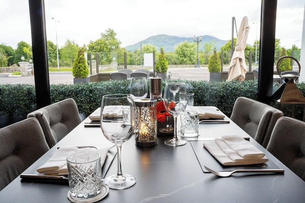 2 restaurants; lunch and dinner served