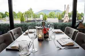 2 restaurants; lunch and dinner served - Killarney Oaks Hotel (Killarney)