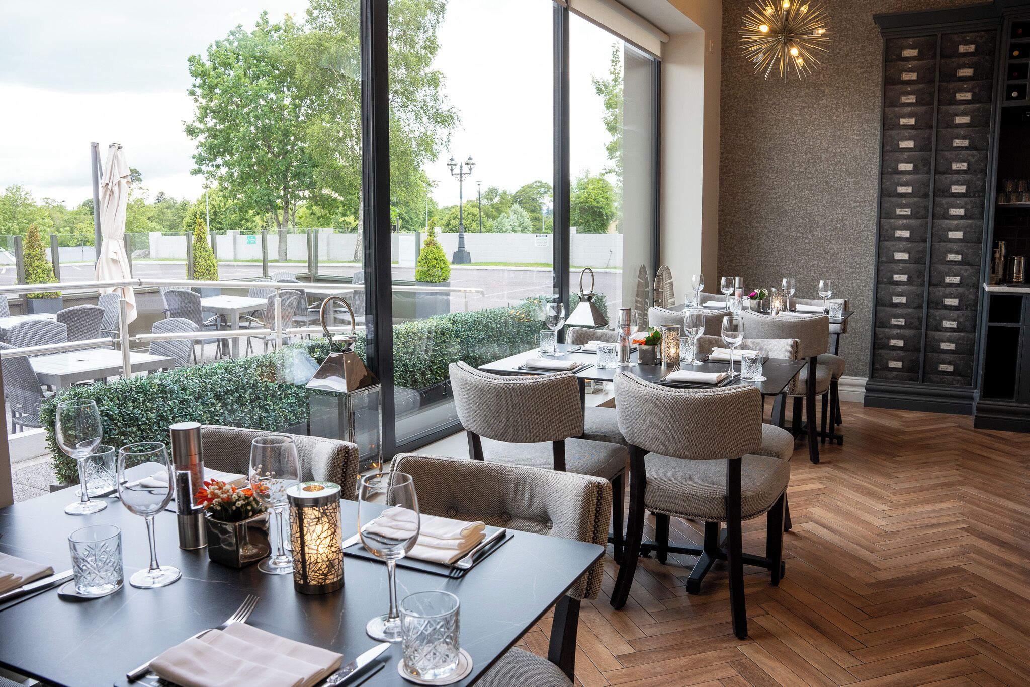 2 restaurants, lunch served