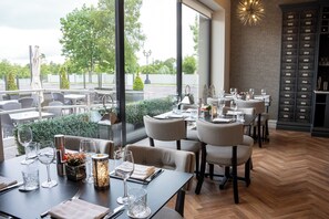 2 restaurants; lunch and dinner served - Killarney Oaks Hotel (Killarney)
