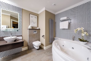 Junior Double Room, 1 Bedroom | Bathroom | Combined shower/tub, towels - Killarney Oaks Hotel (Killarney)