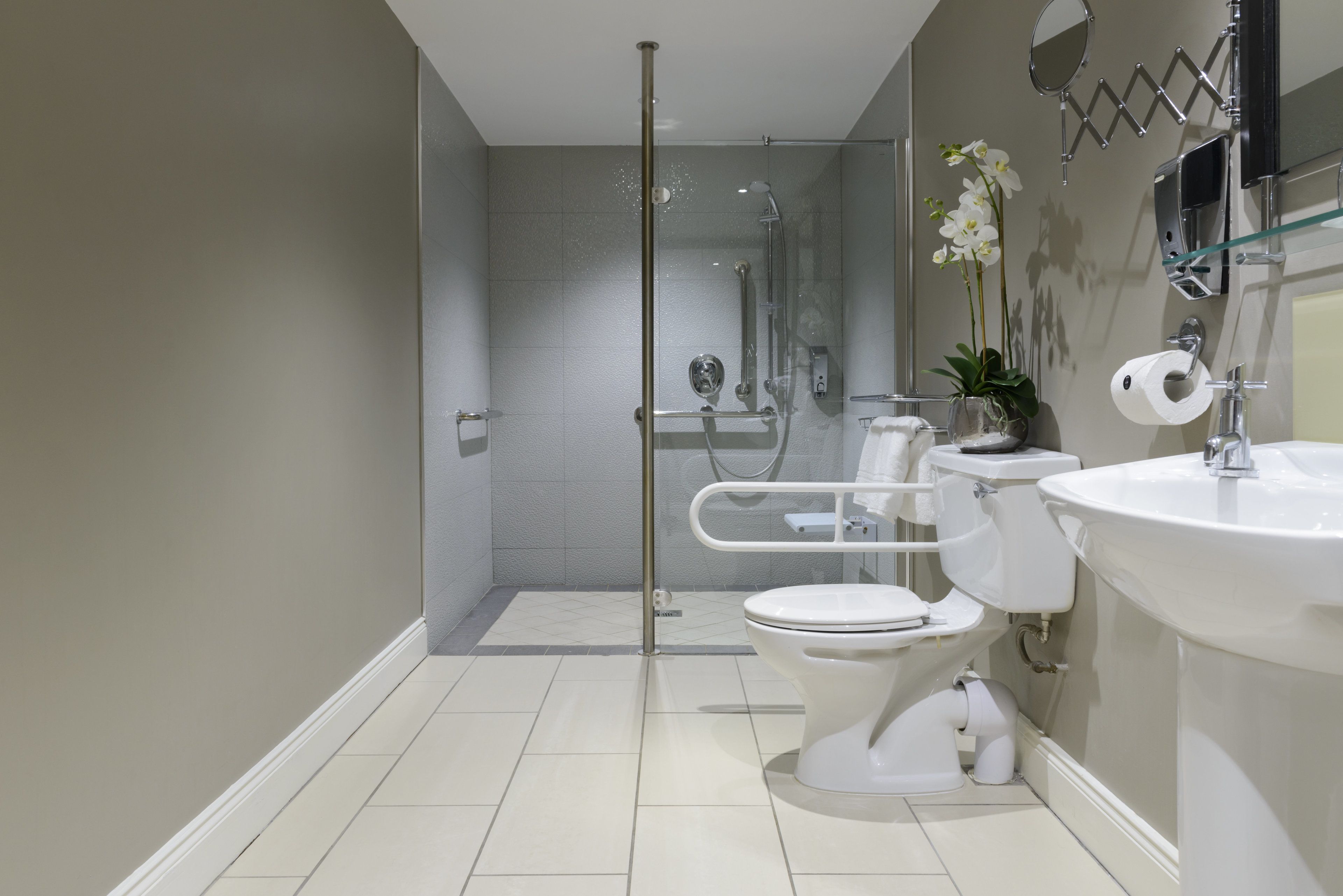 triple room | bathroom | combined shower/bathtub, towels