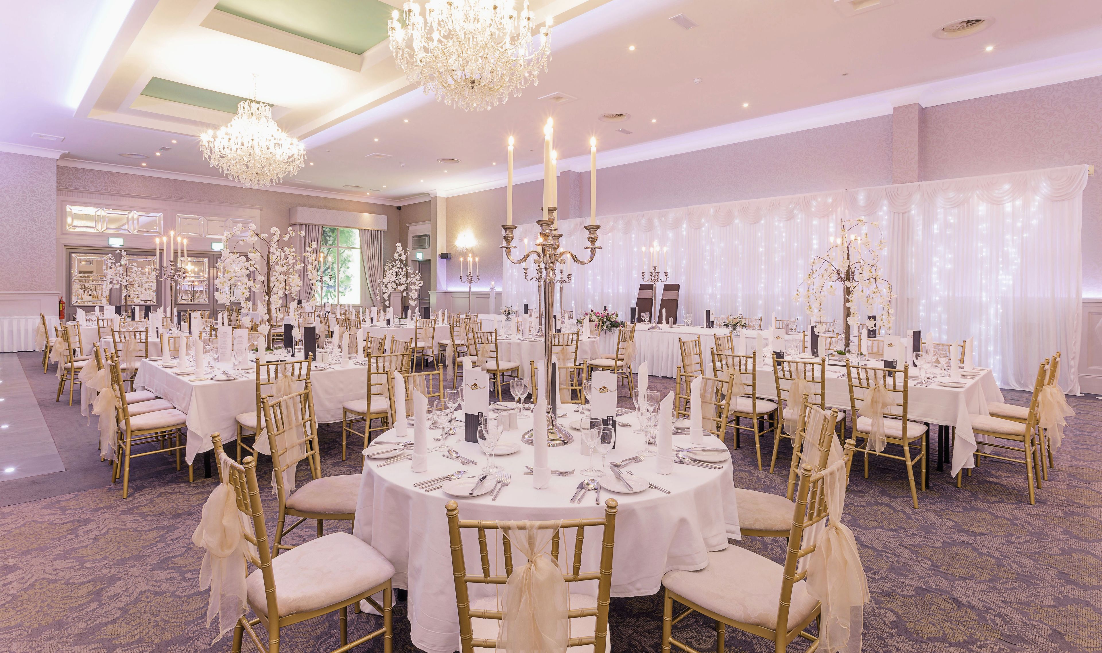 combined shower/bathtub, towels