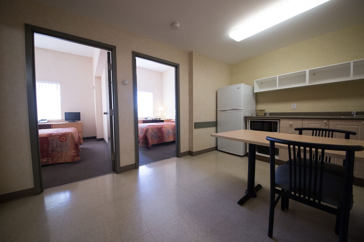 2 habitaciones, escritorio, wifi gratis y ropa de cama