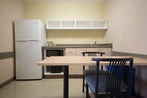 Standard Room, 2 Double Beds | Private kitchen | Fridge, microwave, dining tables - Residence & Conference Centre - Windsor (Windsor)