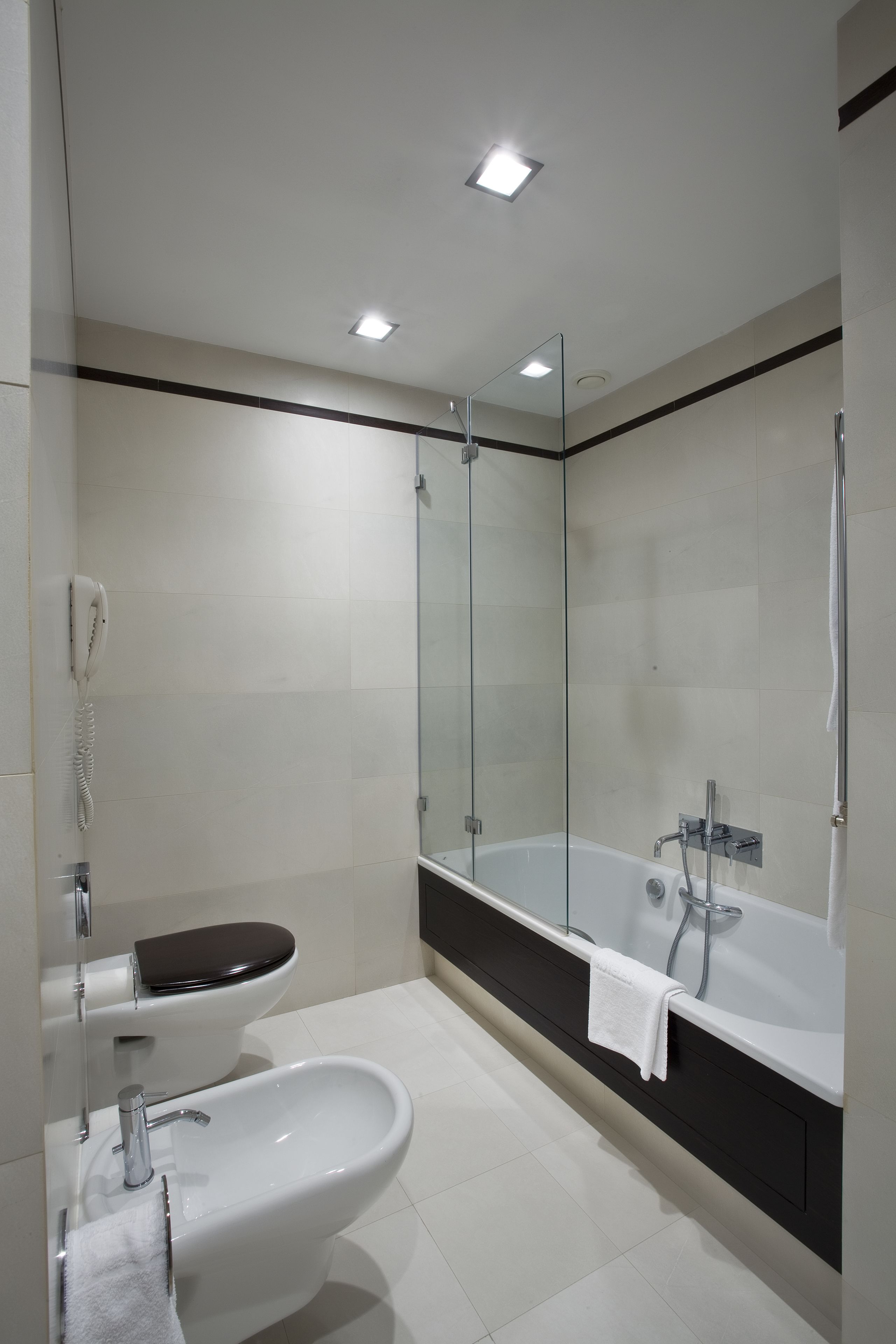 combined shower/bathtub, rainfall showerhead, eco-friendly toiletries