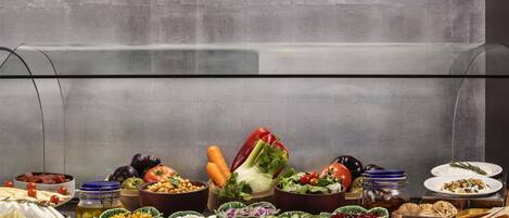 Una mesa de buffet con diferentes alimentos y salsas.