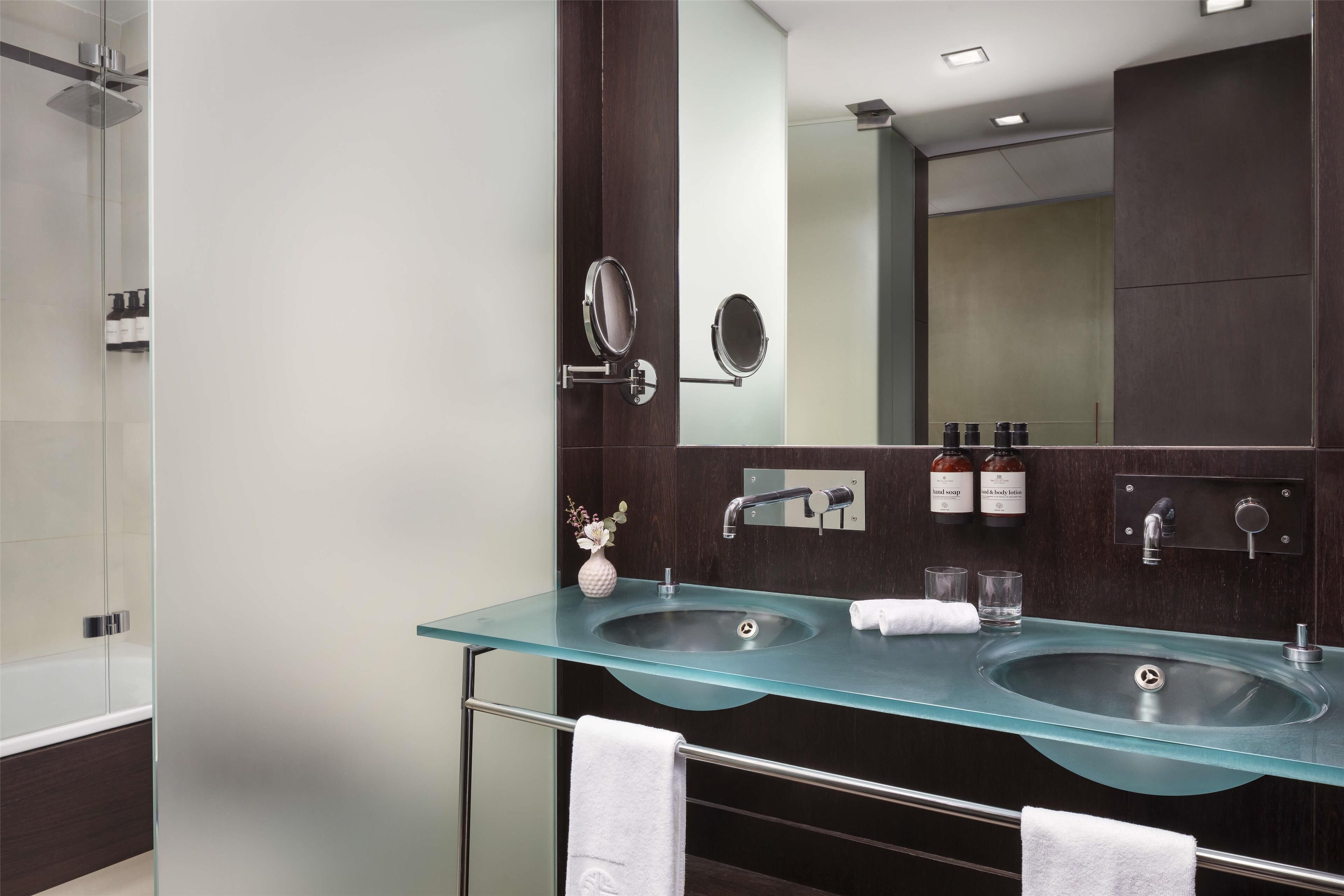 combined shower/bathtub, rainfall showerhead, eco-friendly toiletries