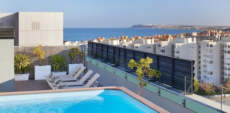 Piscine extérieure (ouverte en saison). NH Alicante