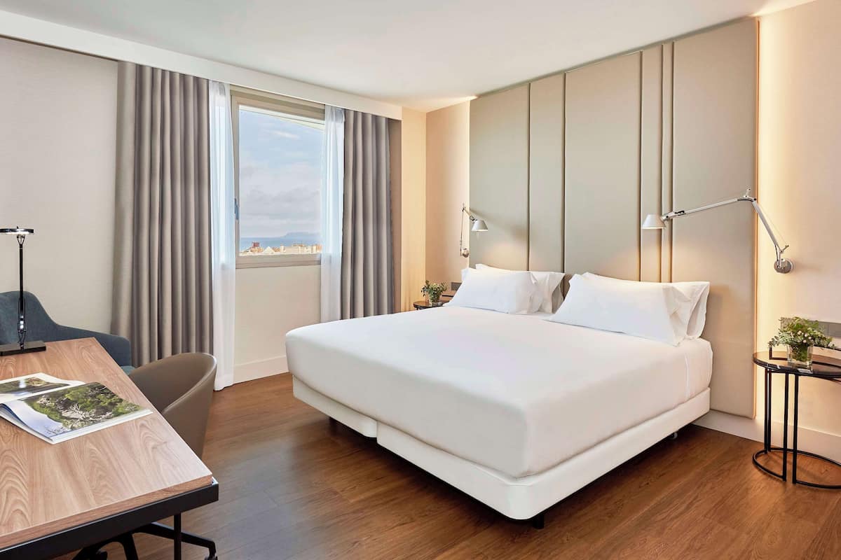 Junior suite (View) | 1 slaapkamer, een minibar, een kluis op de kamer, een bureau