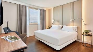 Suite junior (View) | Minibar, caja de seguridad en la habitación y escritorio