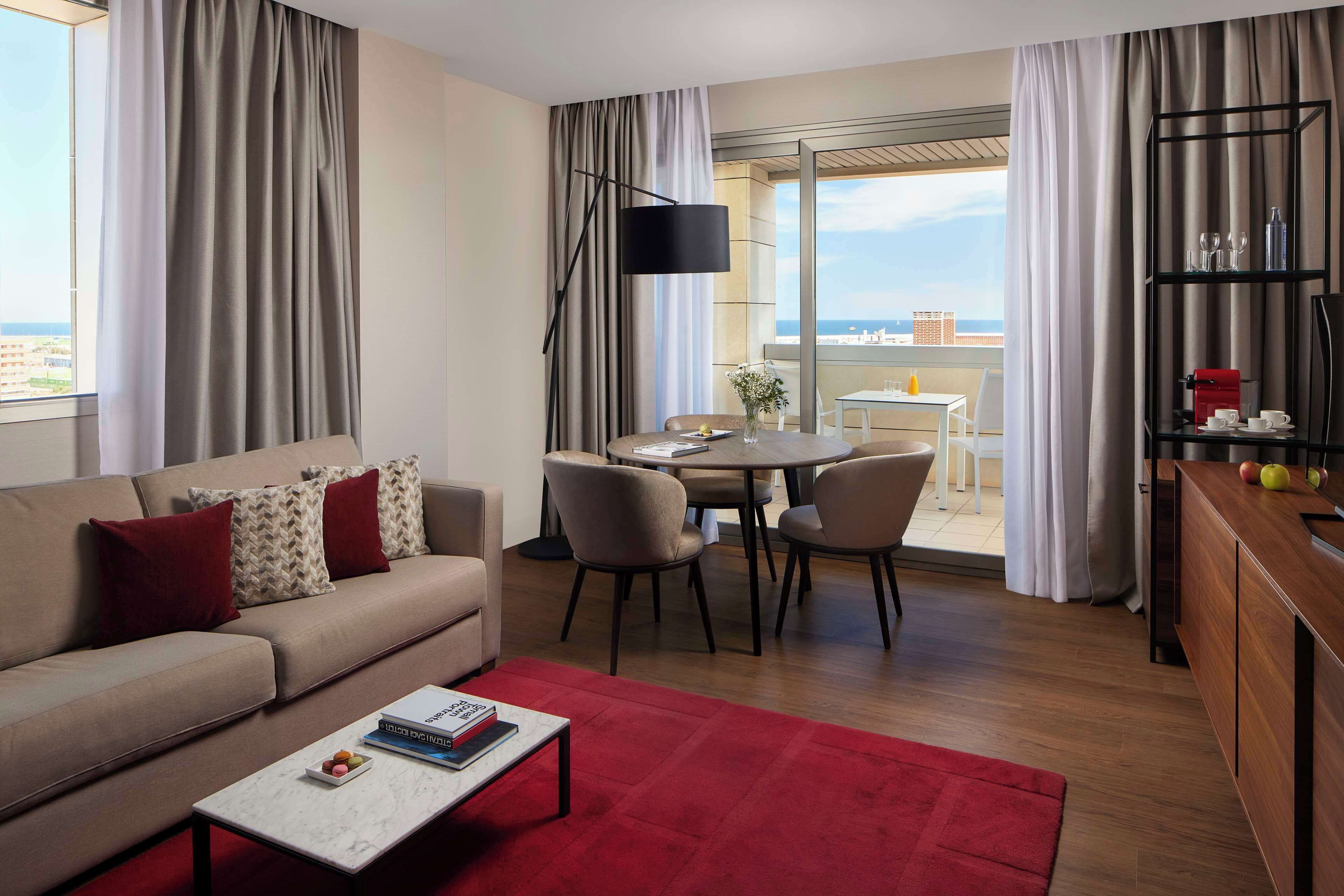 Minibar, caja de seguridad en la habitación y escritorio 