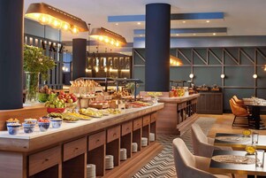 Se ofrece un desayuno bufé entre semana (17.00 EUR por persona)