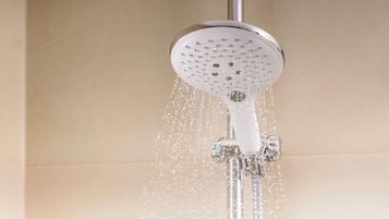 Un cabezal de ducha moderno con múltiples chorros de agua.