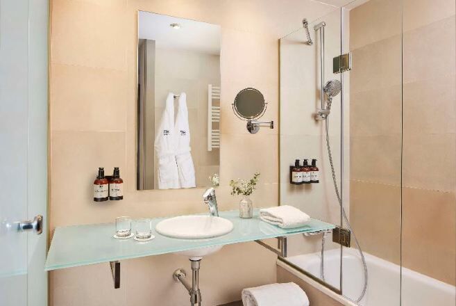 Kylpyhuone | Syvä kylpyamme, ympäristöystävälliset hygieniatuotteet, hiustenkuivaaja