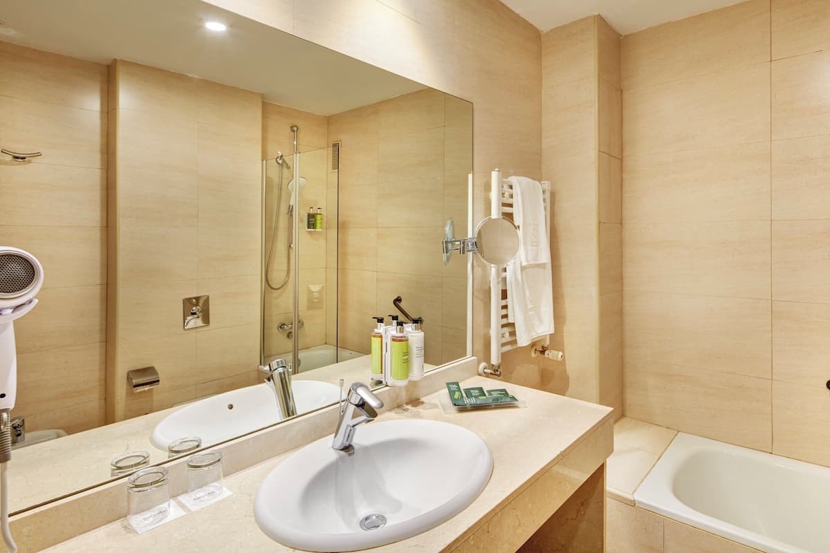 Habitación clásica con 2 camas individuales | 1 habitación, caja de seguridad en la habitación y escritorio