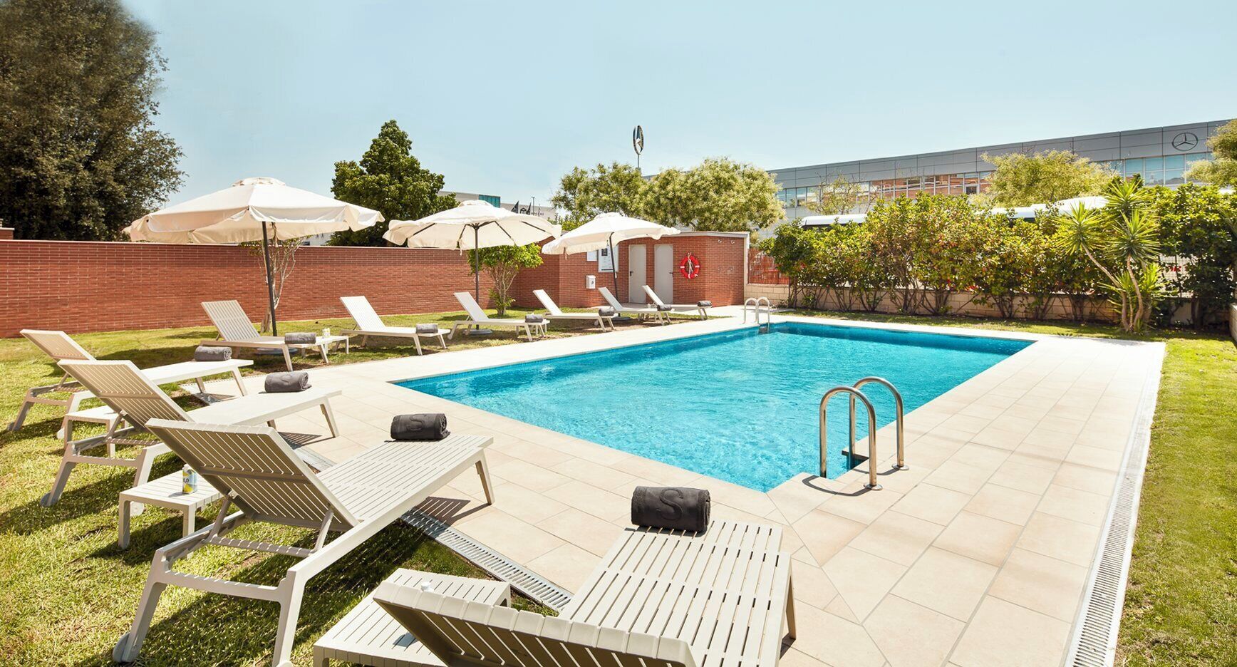 Una piscina al aire libre de temporada