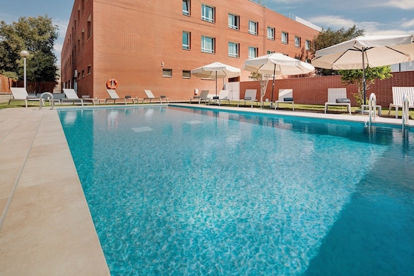 Una piscina al aire libre de temporada
