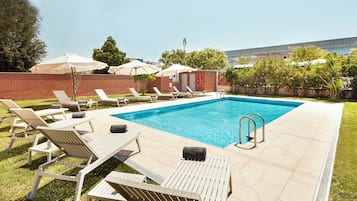 Una piscina al aire libre de temporada